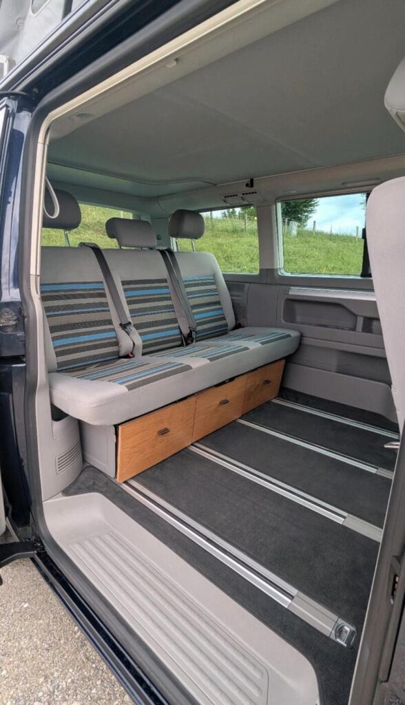 Innenraum des VW T5 California mit Sitzbank